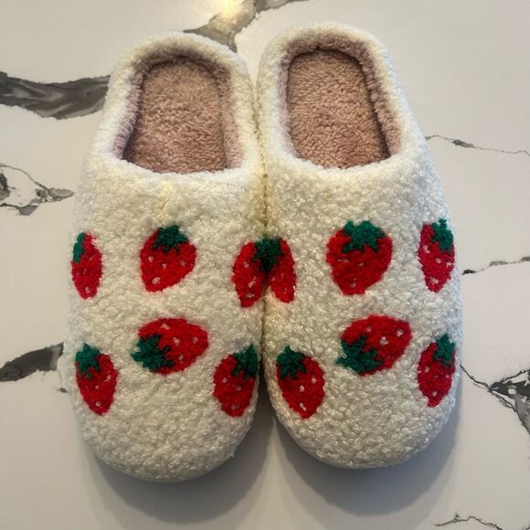 Cozy Strawberry Pattern Slippers NWT - Picture 1 of 3